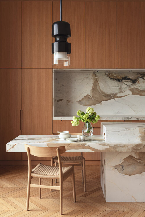 Collaboration avec Jaune Architecture pour cette cuisine en chêne et marbre haut-de-gamme dans un appartement haussmannien à Paris. Par Ludovic Avenel, ébéniste designr, concepteur de cuisines durables