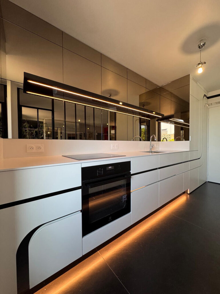 Interprétation contemporaine des années 70 pour cette cuisine lumineuse à Paris Par Ludovic Avenel, ébéniste designer, concepteur de cuisines durables