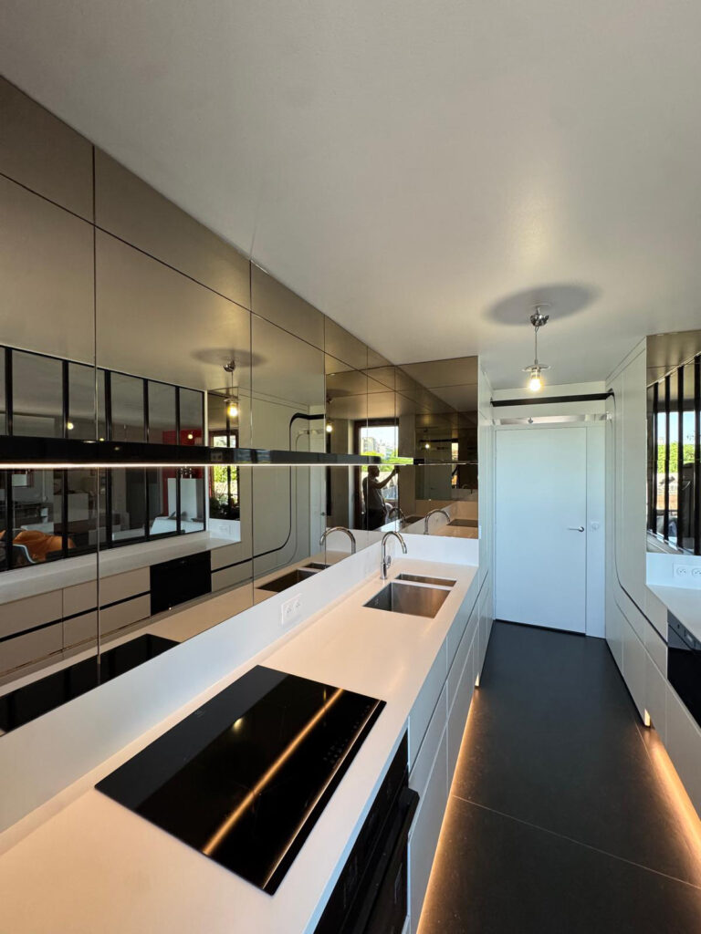 Interprétation contemporaine des années 70 pour cette cuisine lumineuse à Paris Par Ludovic Avenel, ébéniste designer, concepteur de cuisines durables