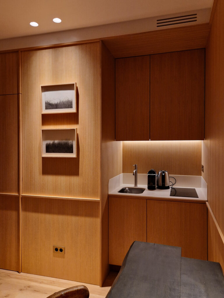 Cuisine chêne durable et optimisée, sur-mesure, pour ce studio parisien. Par Ludovic Avenel, ébéniste designer, concepteur de cuisines durables