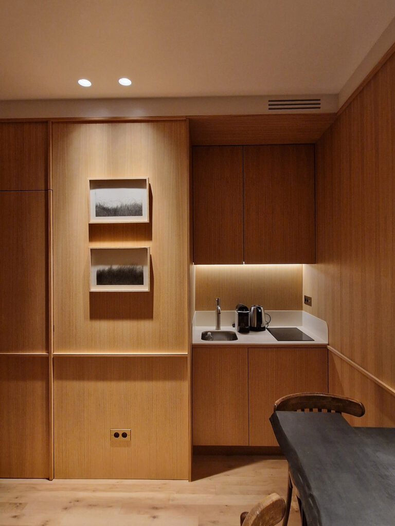 Cuisine chêne durable et optimisée, sur-mesure, pour ce studio parisien. Par Ludovic Avenel, ébéniste designer, concepteur de cuisines durables