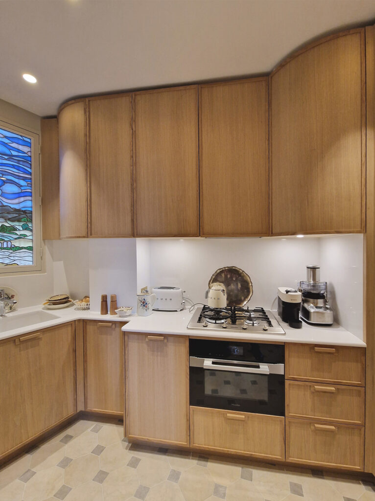 Conception, aménagement, adaptation d'une cuisine atypique sur mesure en panneau de placage chêne par Ludovic Avenel, Synopsis cuisine, ébéniste designer, Paris