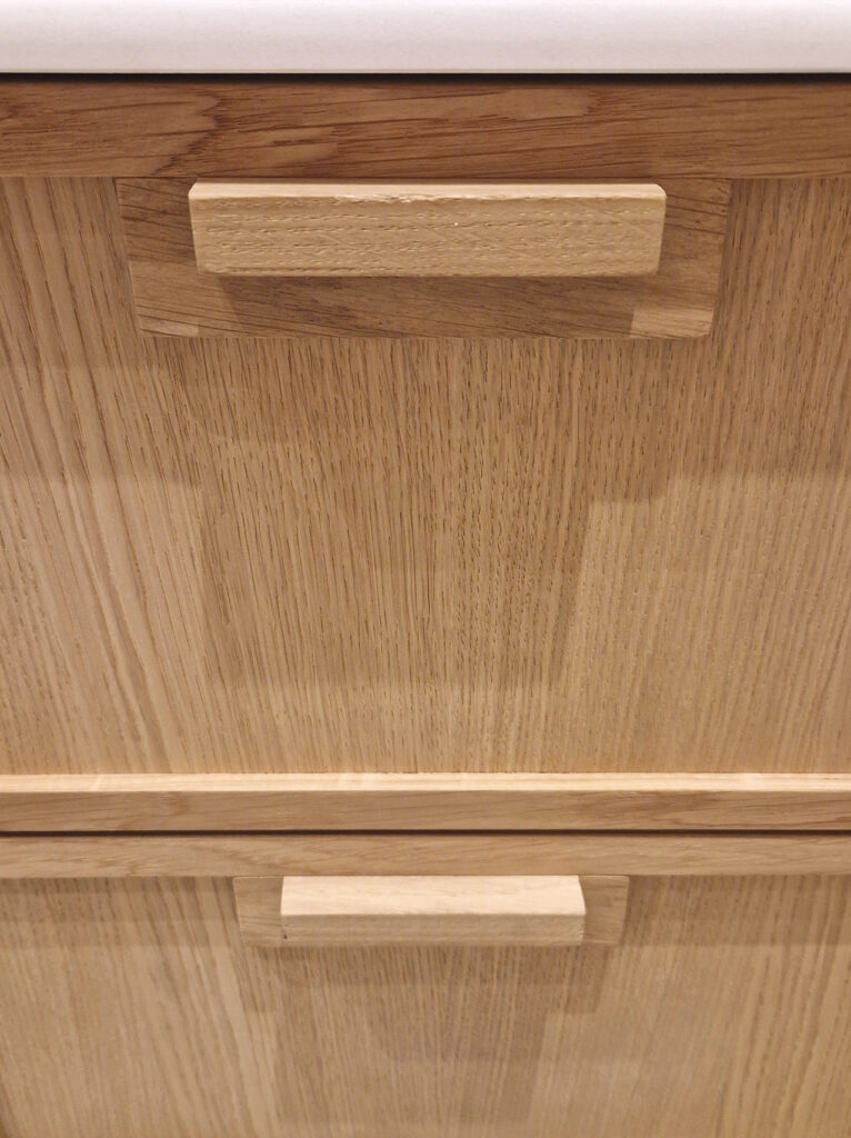 Conception, aménagement, adaptation d'une cuisine atypique sur mesure en panneau de placage chêne par Ludovic Avenel, Synopsis cuisine, ébéniste designer, Paris