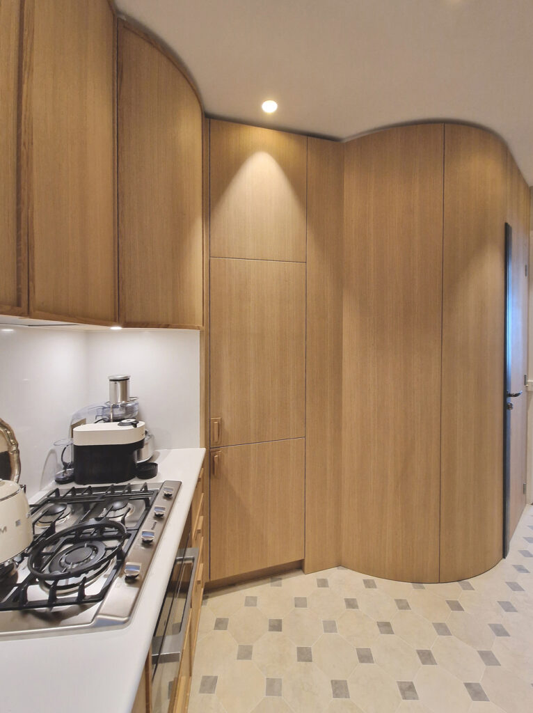 Conception, aménagement, adaptation d'une cuisine atypique sur mesure en panneau de placage chêne par Ludovic Avenel, Synopsis cuisine, ébéniste designer, Paris