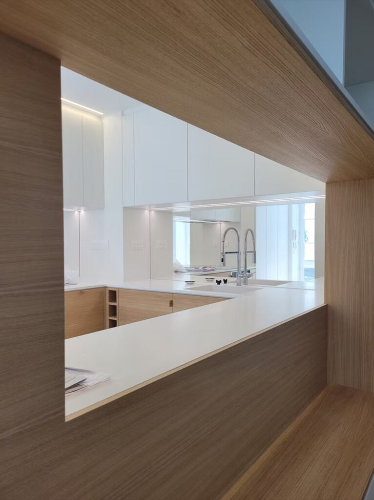 Aménagement d'une cuisine sur-mesure en chêne et corian, avec Apar Architecture par Ludovic Avenel, ébéniste designer, Paris